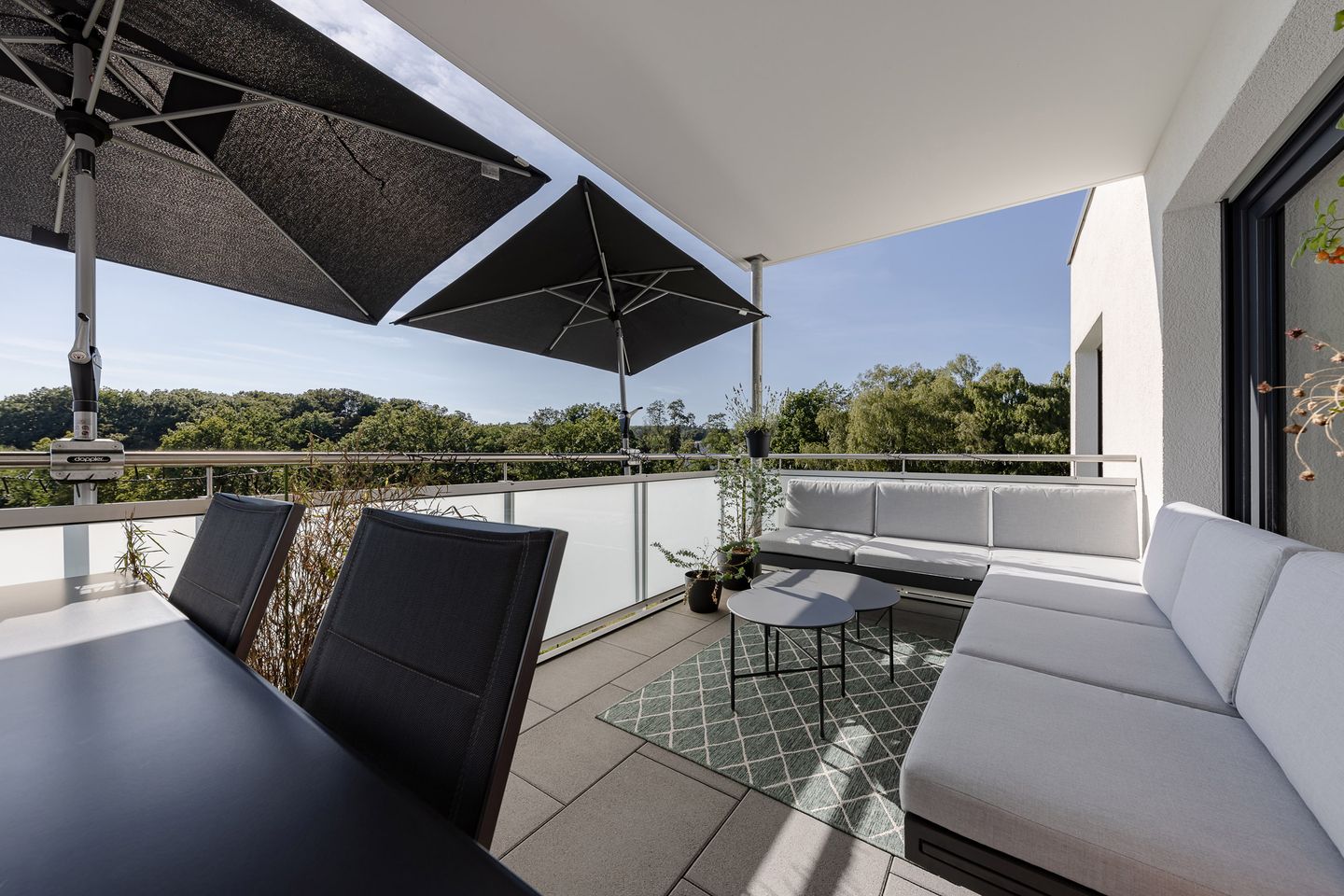 Terrasse mit Dach und Sonnenschirmen